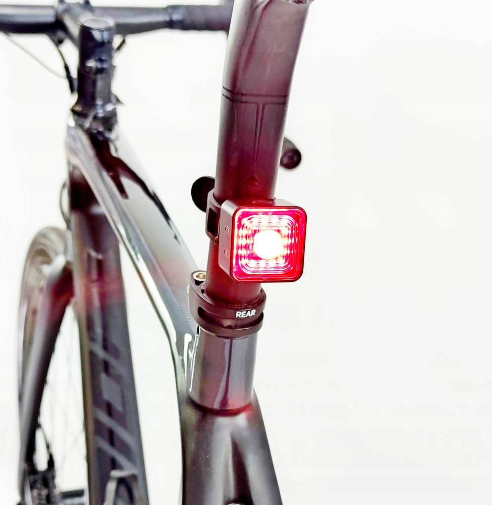 JET Galinis žibintas galinis žibintas AU136R "CUBE" 30-120 liumenų USB L351