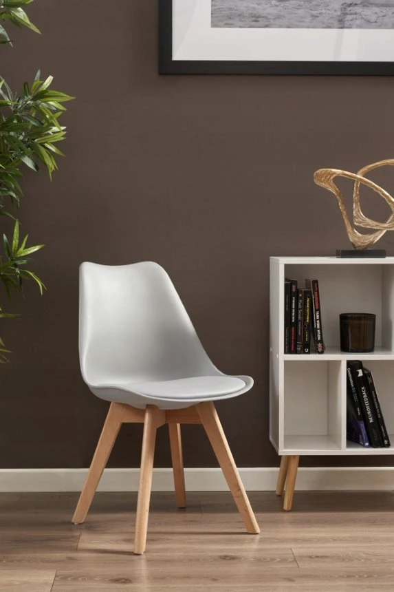 Jumi Balta skandinaviška kėdė su pagalve buko kojomis, skirta virtuvei Living Room Deluxe