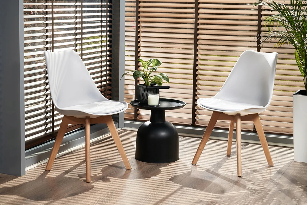 Jumi Balta skandinaviška kėdė su pagalve buko kojomis, skirta virtuvei Living Room Deluxe