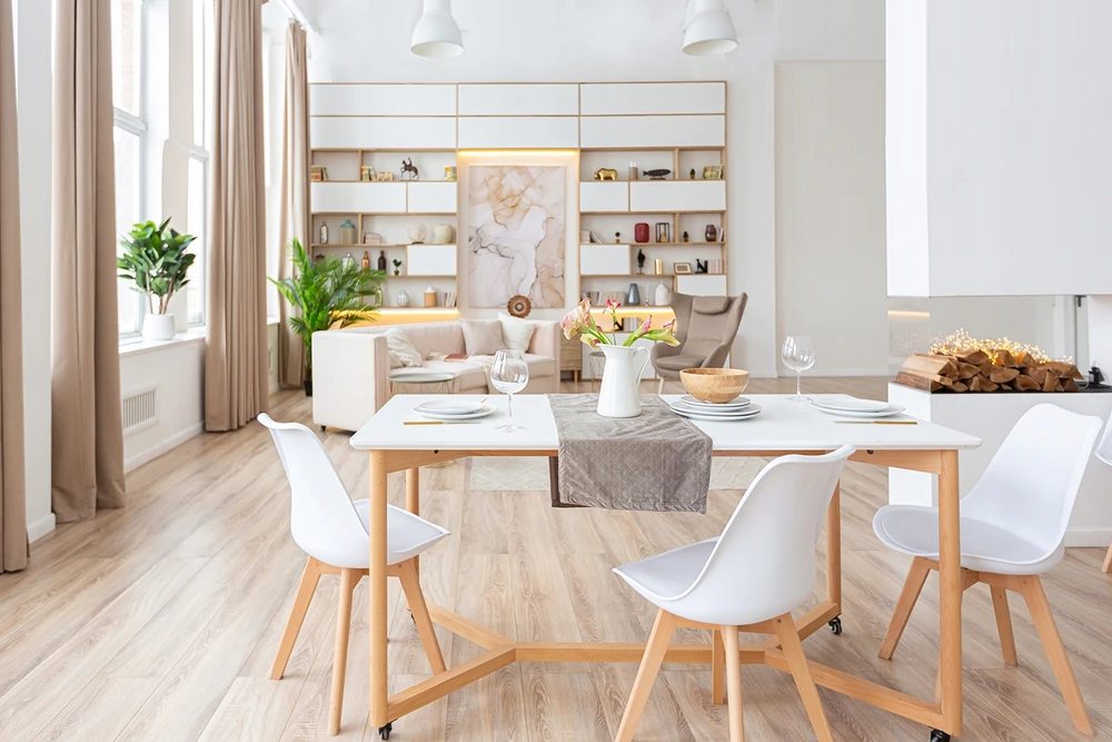 Jumi Balta skandinaviška kėdė su pagalve buko kojomis, skirta virtuvei Living Room Deluxe