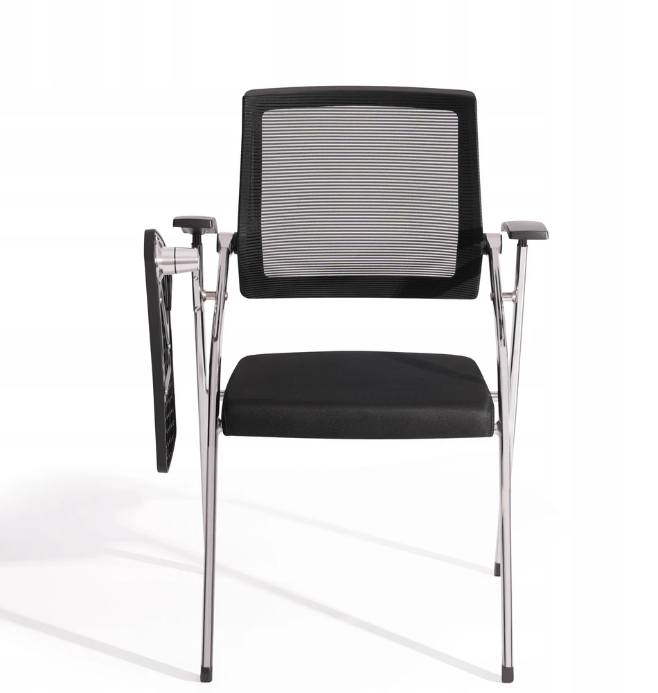 Juoda tinklelio konferencijų biuro kėdė su darbalaukiu ir chromuotomis kojomis