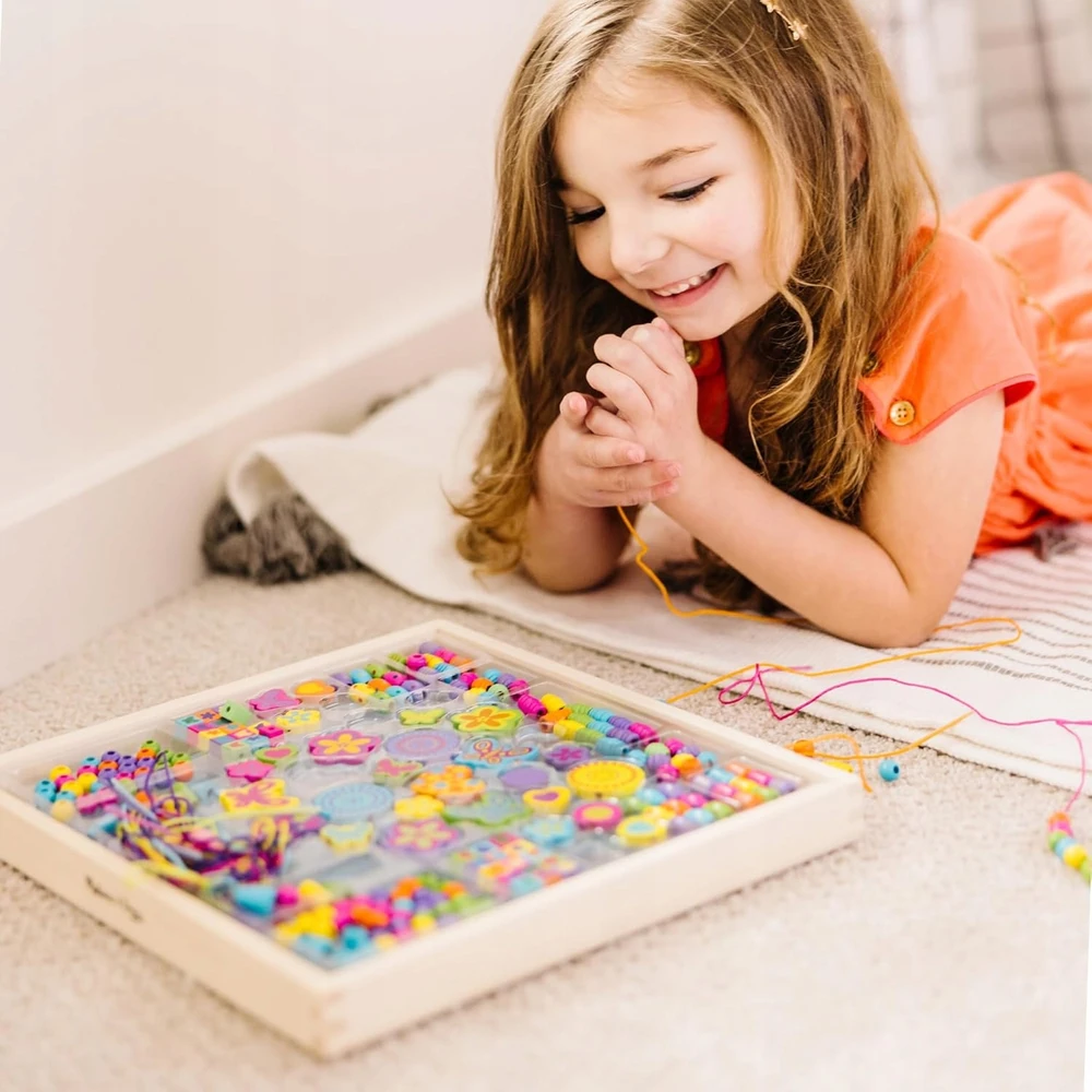 Melissa & Doug Medinių karoliukų vėrimo rinkinys Delux 220 d. Melissa ir Dougas, 14169