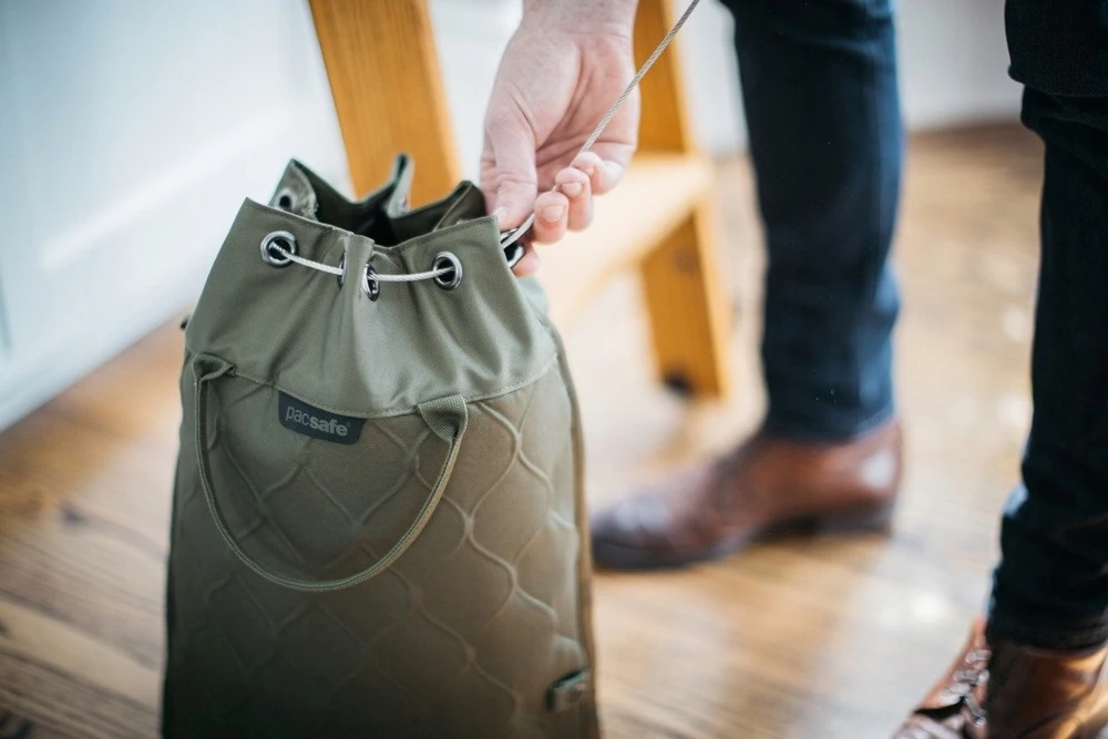 Kelionių seifas, dokumentų dėklas Pacsafe Travelsafe 3L GII su RFID apsauga nuo vagysčių 3 l, juoda spalva