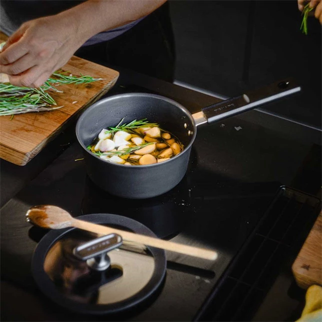 Fiskars Hard Face puodas viena rankena 1,8L su dangčiu