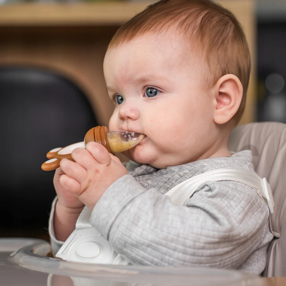 Kidnort 2in1 smėlio spalvos silikoninis dantukas skirtas tiekti maistą nuo 4 mėn