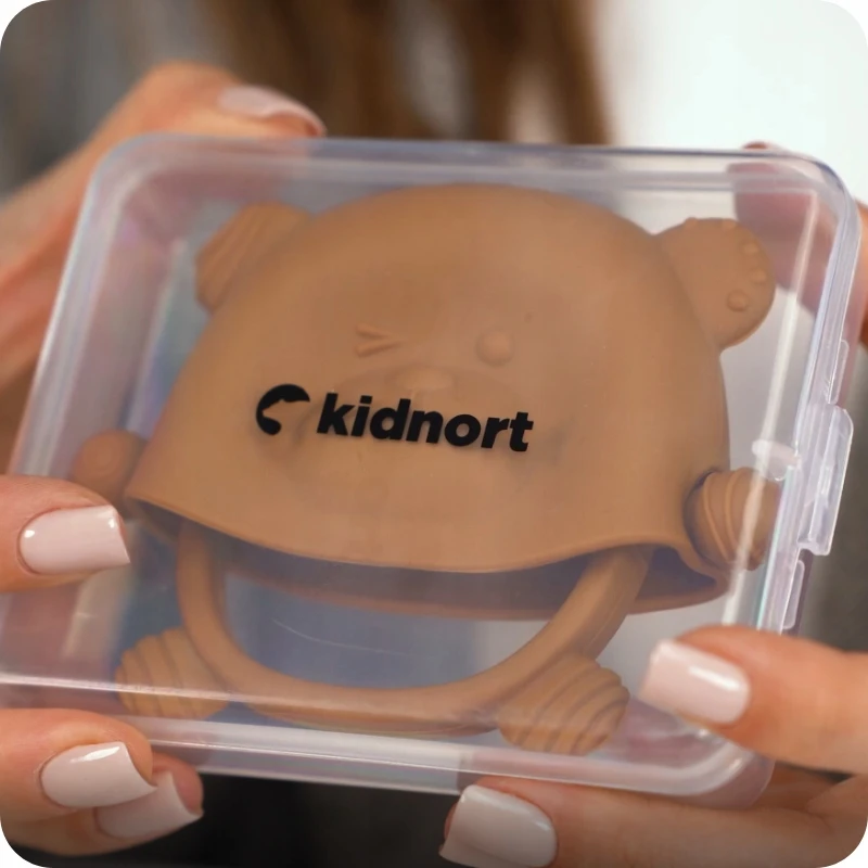 Kidnort Glitre beige silikoninis dantukas, 3M+ be BPA, sterilizuotas, dėklas, medicininis