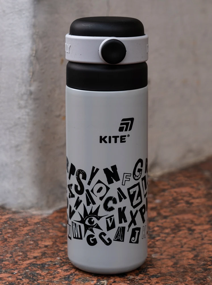 Kite Termosas su puodeliu vaikams, pilkas su metaliniu sieteliu, 500 ml, su aitvarų raštais