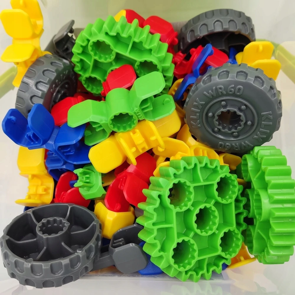 Popular Playthings Konstruktorių rinkinys Klix Cubes su krumpliais, 150 detalių, vaikams nuo 5 metų, kūrybiškumui skatinti, geltona mėlyna raudona