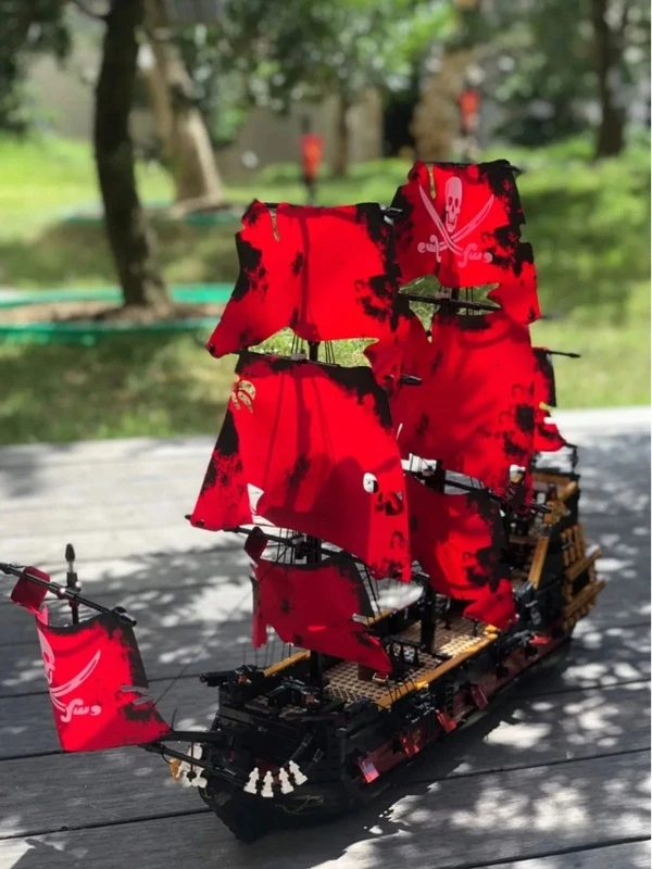 Konstrukciniai blokeliai Mould King 13109s - Piratų laivas "karalienės Anos Kerštas"