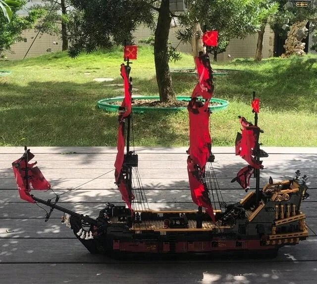Konstrukciniai blokeliai Mould King 13109s - Piratų laivas "karalienės Anos Kerštas"