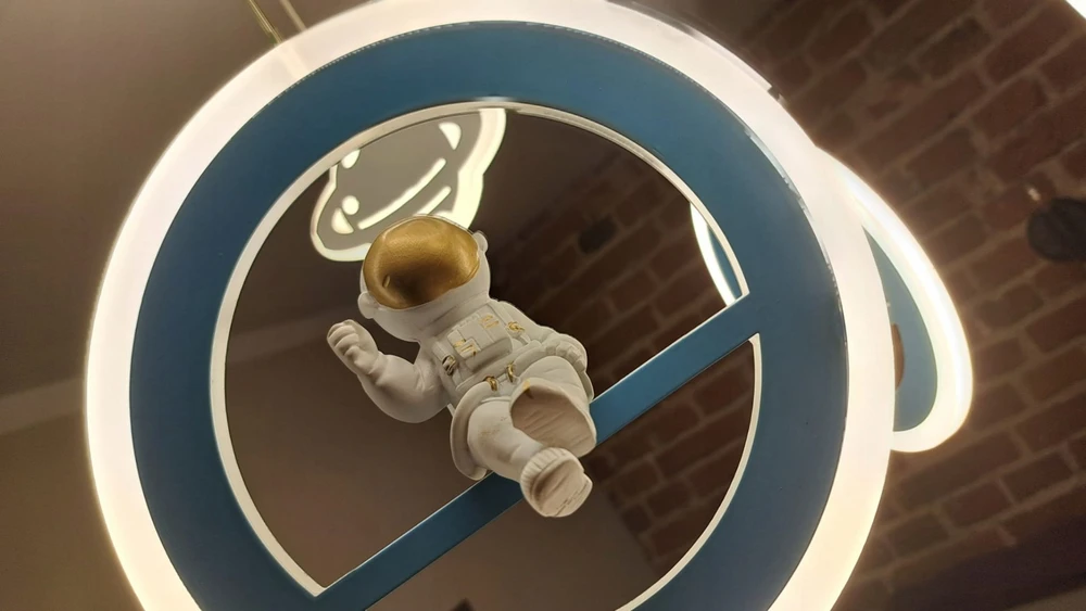 Kraina Swiata LAMPA SUFITOWA ASTRONAUTA W KOSMOSIE PLANETY POKÓJ DZIECKA LED 6800LM