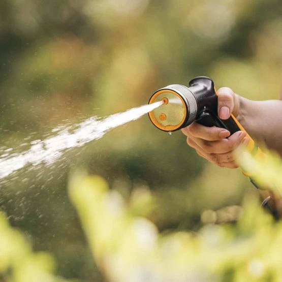 Fiskars „Comfort“ 3 funkcijų laistymo pistoletas su valdymu priekyje