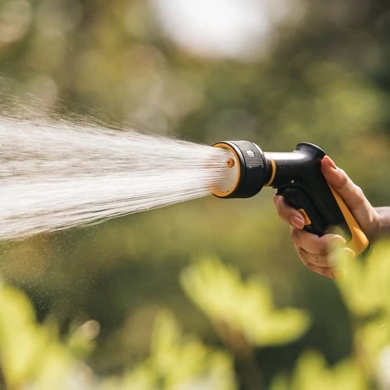 Fiskars „Comfort“ 3 funkcijų laistymo pistoletas su valdymu priekyje