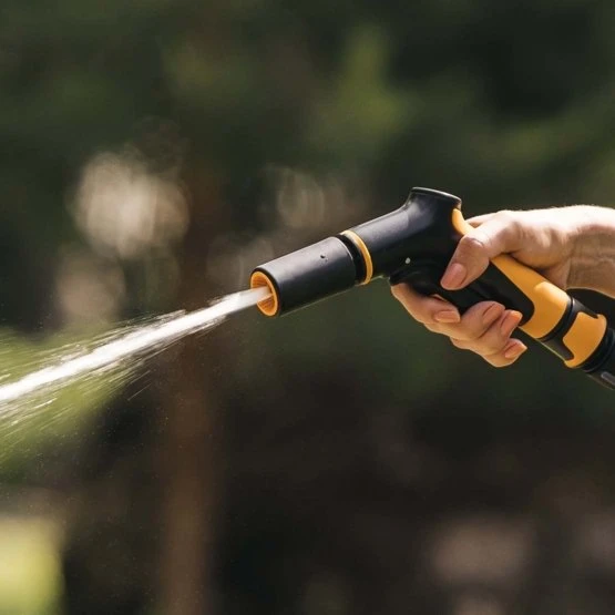 Fiskars „Comfort“ reguliuojamas laistymo pistoletas, su valdymu priekyje