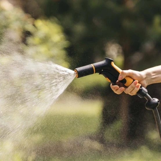 Fiskars „Comfort“ reguliuojamas laistymo pistoletas, su valdymu priekyje