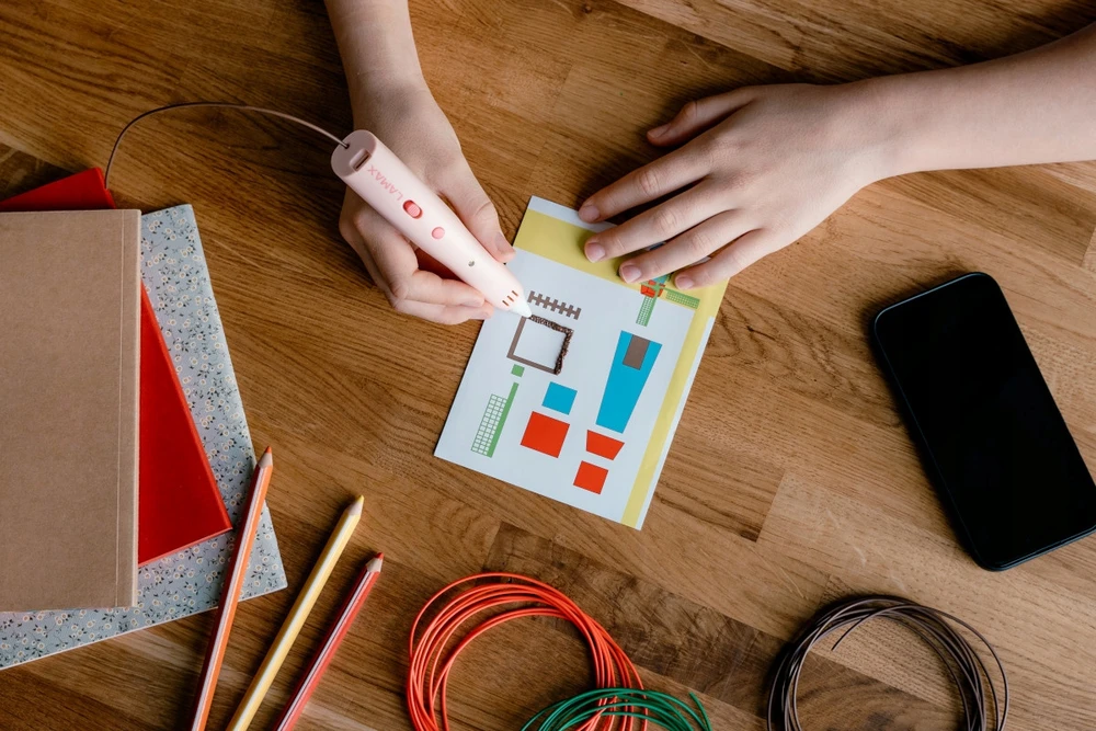 LAMAX ArtKid1 rožinis 3D rašiklis vaikams + 12 spalvų užpildų ir 3 šablonai