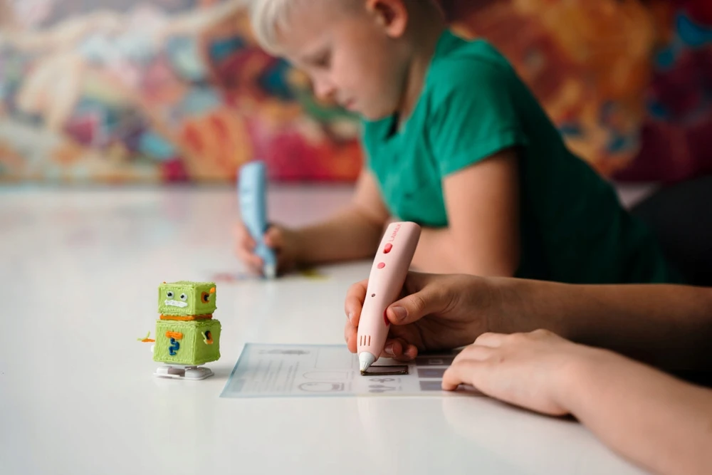 LAMAX ArtKid1 rožinis 3D rašiklis vaikams + 12 spalvų užpildų ir 3 šablonai