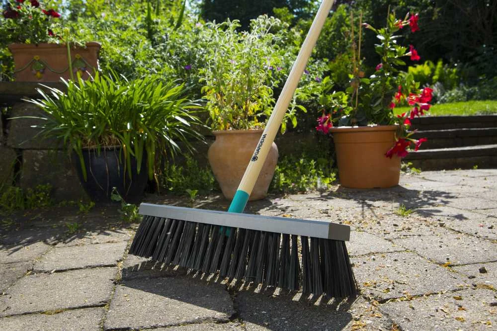 Gardena ClassicLine - gatvių šlavimo šepetys su 100% FSC rankena (17204-20)
