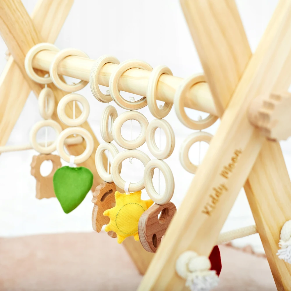 Lavinantis medinis gimnastikos stovas BABY GYM su KiddyMoon pakabukais