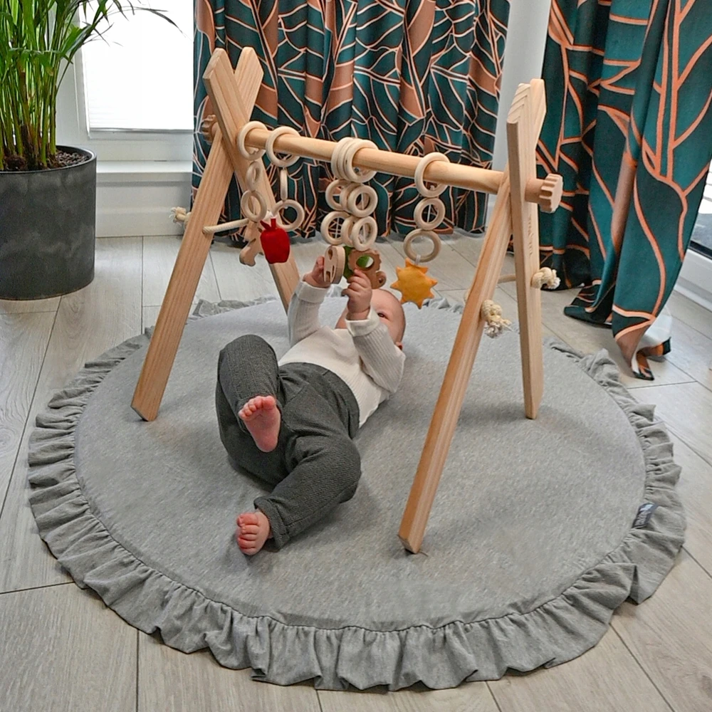 Lavinantis medinis gimnastikos stovas BABY GYM su KiddyMoon pakabukais