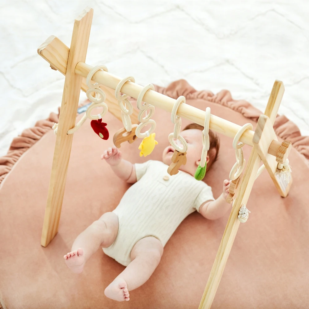 Lavinantis medinis gimnastikos stovas BABY GYM su KiddyMoon pakabukais