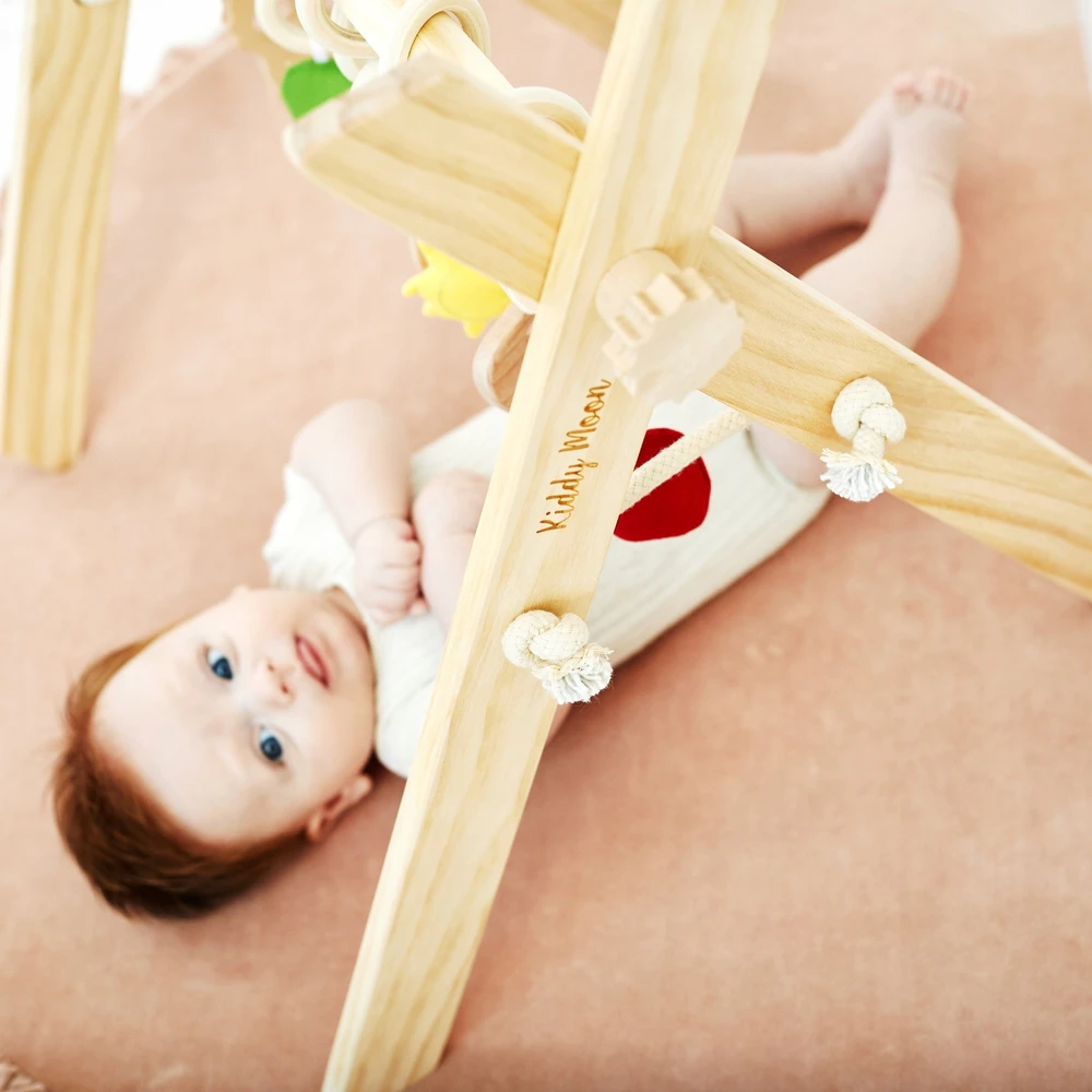 Lavinantis medinis gimnastikos stovas BABY GYM su KiddyMoon pakabukais