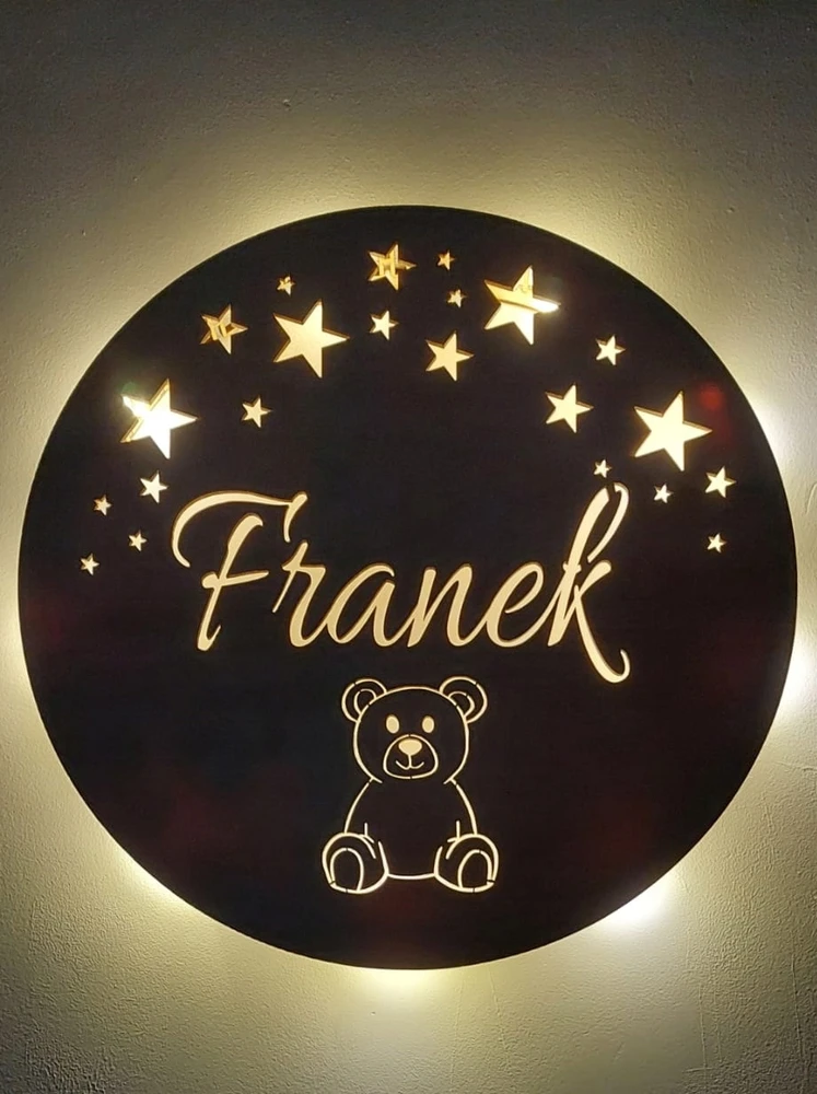 LED naktinė lempa su pavadinimu, maitinama baterijomis, 30 cm, pagaminta iš medžio