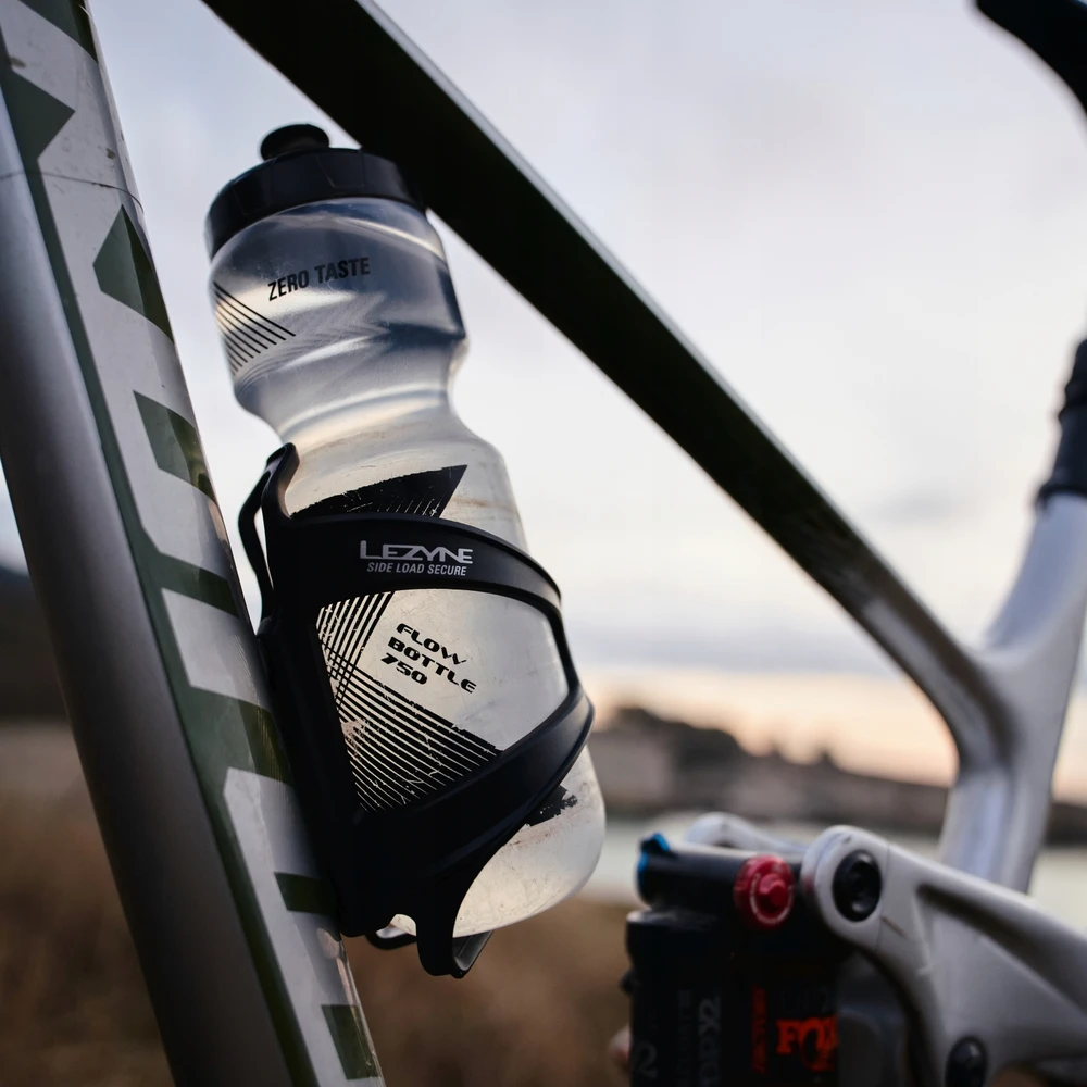 Lezyne Flow Cage SL-L vandens butelio narvelis - baltas, kairėje pusėje
