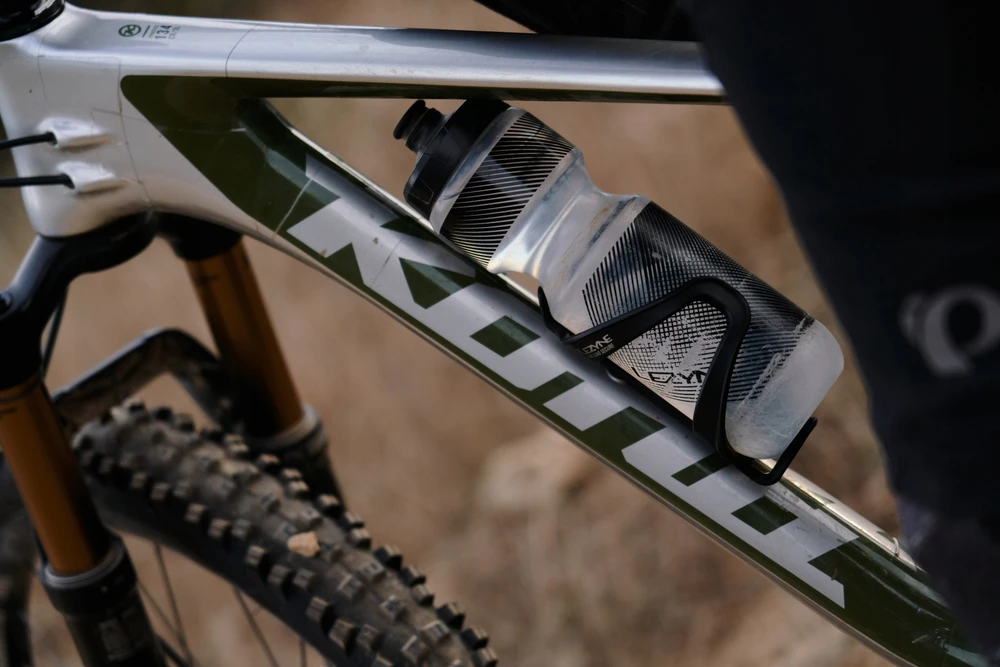 Lezyne Flow Cage SL-L vandens butelio narvelis - baltas, kairėje pusėje