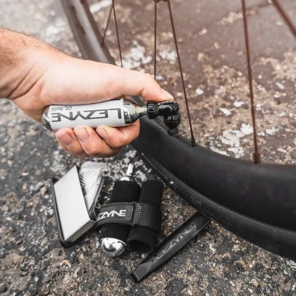 Lezyne Twin Kit Co2 dviračio pompa su remonto rinkiniu