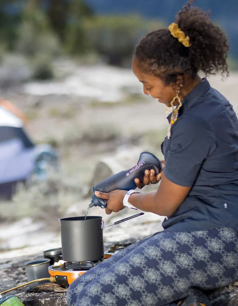 Gertuvė „Lifestraw Peak“ serijos sulankstomas buteliukas su spaudimu, 650 ml, tamsiai pilkas