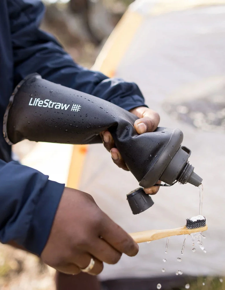 Gertuvė „Lifestraw Peak“ serijos sulankstomas buteliukas su spaudimu, 650 ml, tamsiai pilkas