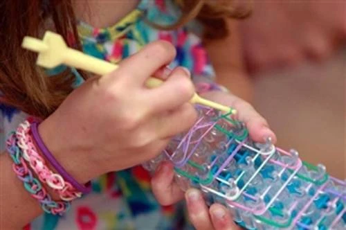 Loom Bands Glow in the Dark guminės juostos, skirtos APYRANKĖMS, rinkinyje 1278 vnt. 6 spalvos
