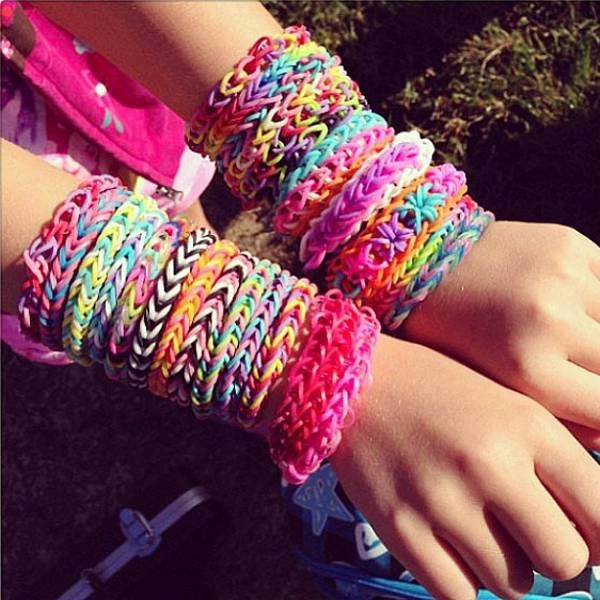 Loom Bands Glow in the Dark guminės juostos, skirtos APYRANKĖMS, rinkinyje 1278 vnt. 6 spalvos