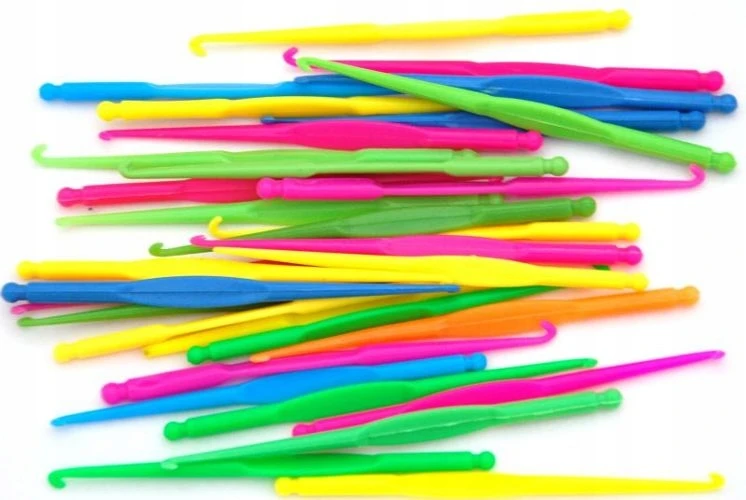 Loom Twister LOOM BANDS GUMĖS, SKIRTOS APYRANKĖMS IR PAPUOŠALŲ GAMYBAI 300 Vnt.