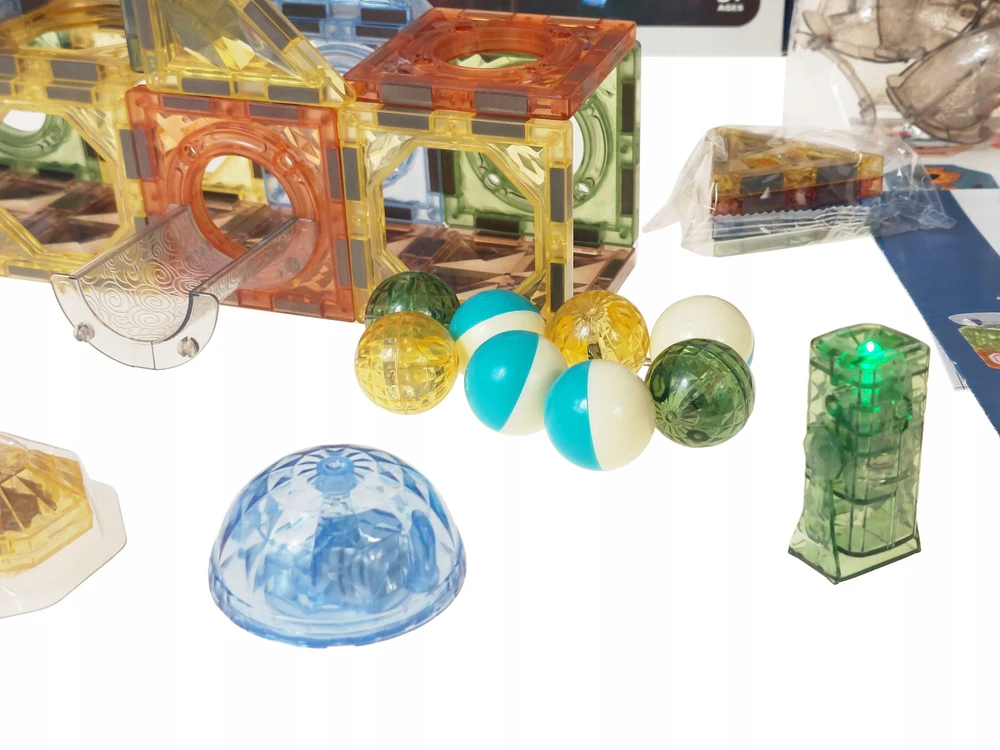 MAGNETINIAI KLUOKLIAI 69 vnt. ADAR vaikams SVĖTINantis LED