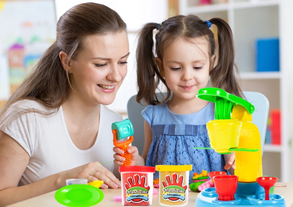 Malplay Plastilino rinkinys su ledų gaminimo aparatu ir 8 plastilino indeliais