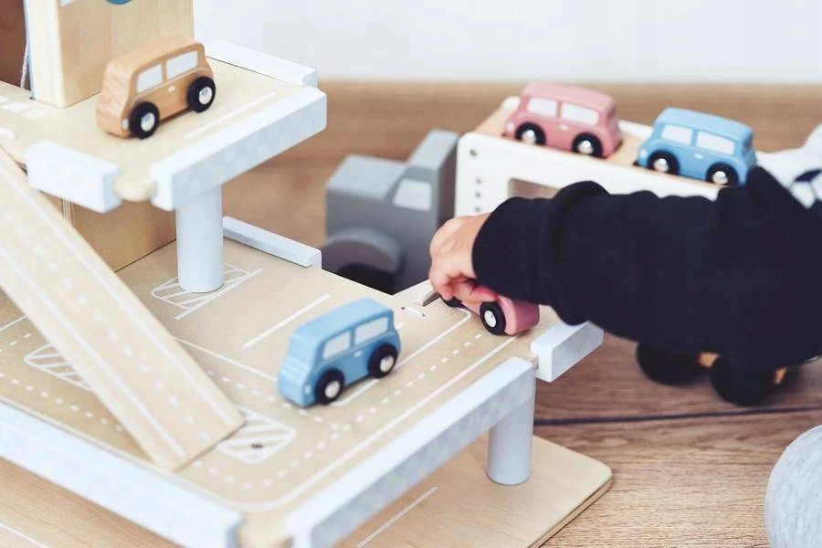 Medinė 3 aukštų automobilių stovėjimo aikštelė su liftu, automobiliais ir „Mamabrum“ sraigtasparniu