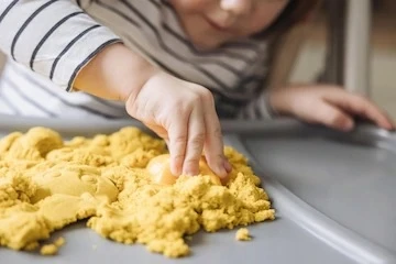 Martom KINETINIS MAGIŠKAS SMĖLIS 1KG SANDLINE SPALVOS GELTONO SMĖLIŲ AKCIJA