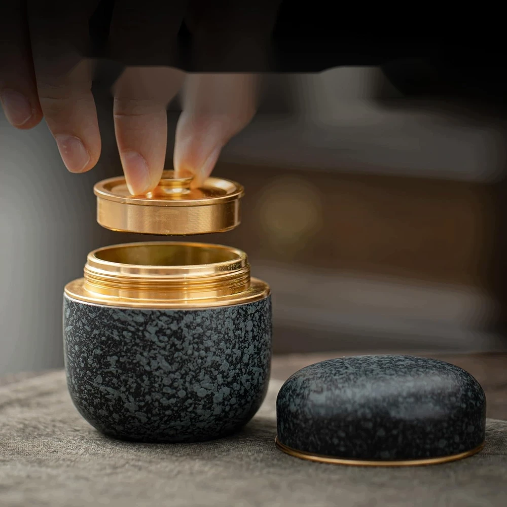 MATCHA ARBATOS KERAMINIS TAPELIS 82 ML, SANTRAUKA, ELEGANTIŠKA KELIONĖ