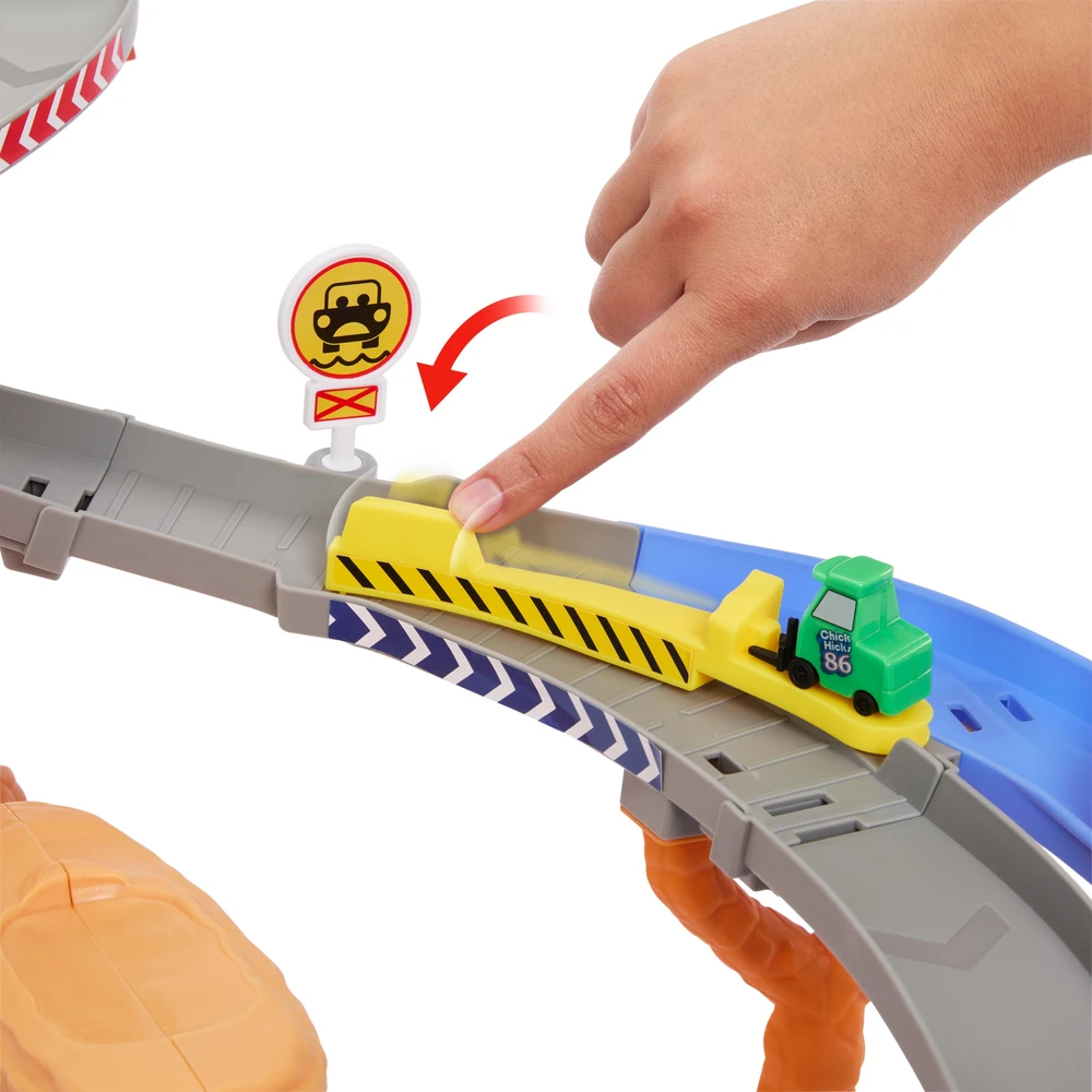 Mattel „Disney Cars“ – Radiator Springs lenktynių ir gelbėjimo gelbėjimo kelio lenktynių rinkinys su 4 žaisliniais automobiliais (JFL57)