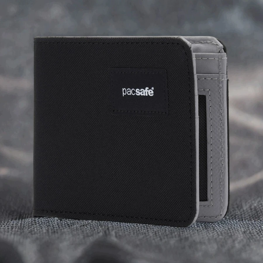 Maža vyriška piniginė Pacsafe RFIDsafe su RFID apsauga – juodos spalvos