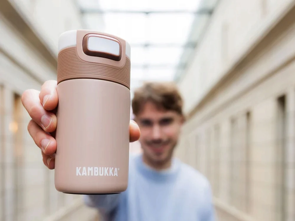 Mažas termosinis puodelis KAMBUKKA ETNA CINNAMON TRAVEL kavai ir arbatai, 300 ml.