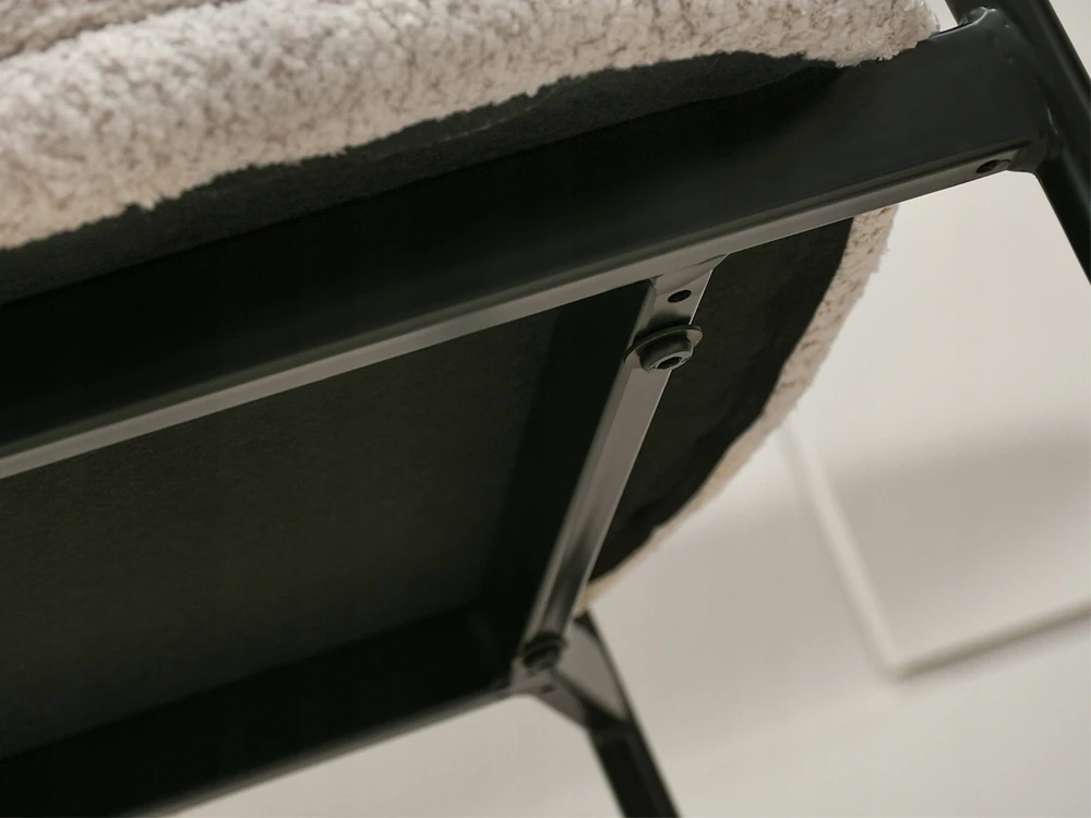 Mebel Partner CHIC PATOGI MAREN VALGOMO KĖDĖ, KREMINĖ, ANT JUODO PAGRINDO