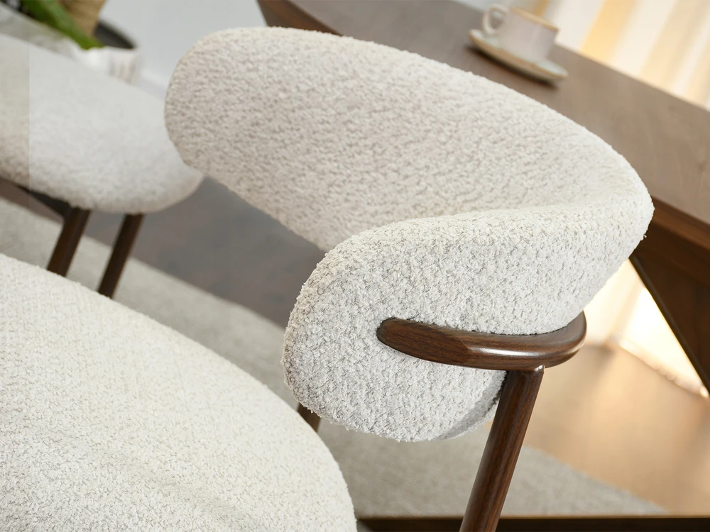 Mebel Partner DIZAININĖ VALGOMO KĖDĖ LAMB BEIGE IZOLDA METAL GRAIKIETŲ RIEŠUTŲ PAGRINDAS
