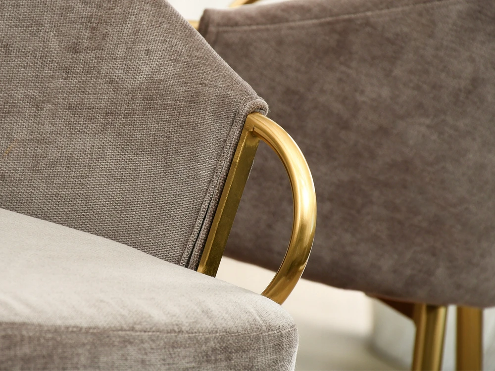 Mebel Partner ELEGANTIŠKA KĖDĖ ANT AUKSINIŲ KOJŲ CLARA SAND GLAMOUR
