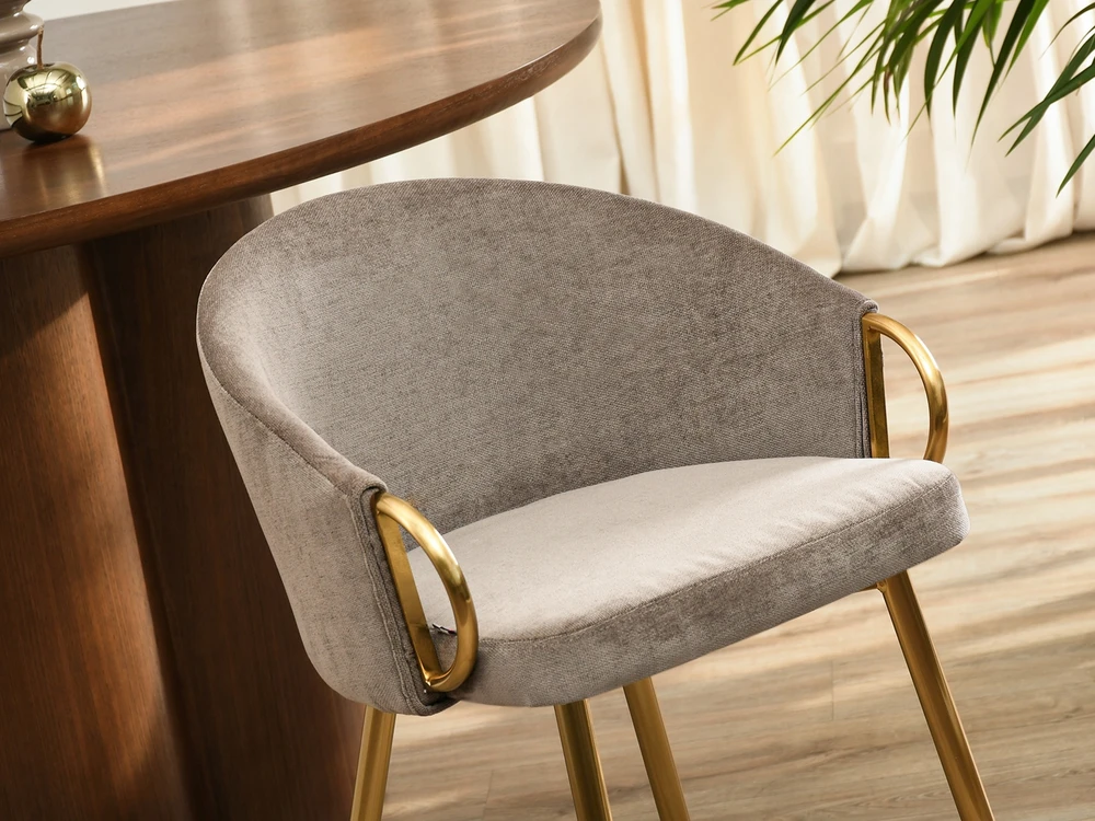 Mebel Partner ELEGANTIŠKA KĖDĖ ANT AUKSINIŲ KOJŲ CLARA SAND GLAMOUR