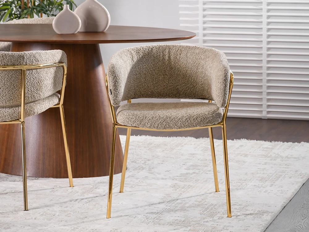Mebel Partner ELEGANTIŠKA PATOGI SORIN BOUCLE BEIGE KĖDĖ AUKSINĖMIS KOJĖLĖMIS