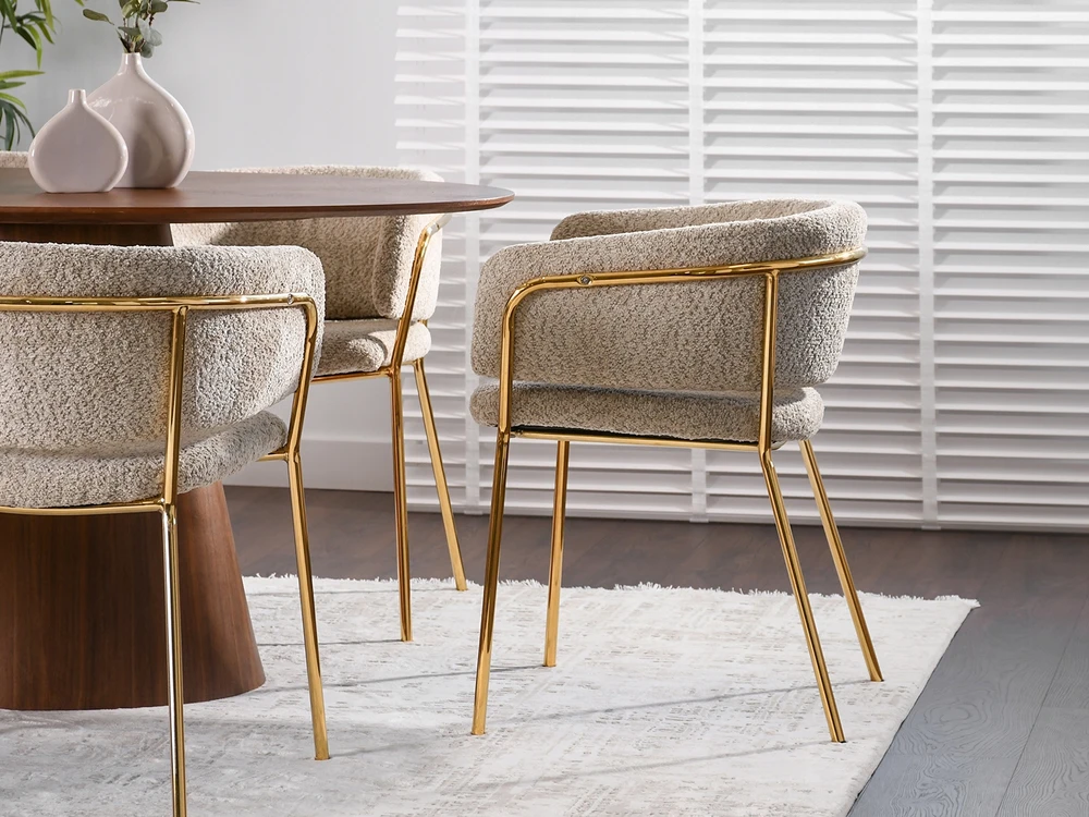 Mebel Partner ELEGANTIŠKA PATOGI SORIN BOUCLE BEIGE KĖDĖ AUKSINĖMIS KOJĖLĖMIS