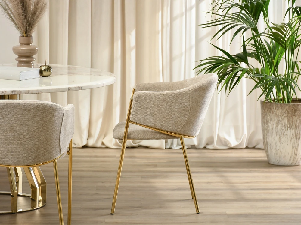 Mebel Partner Elegantiška smėlio spalvos MINŠTA KĖDĖ SU CLOE porankiais Auksinėmis kojomis